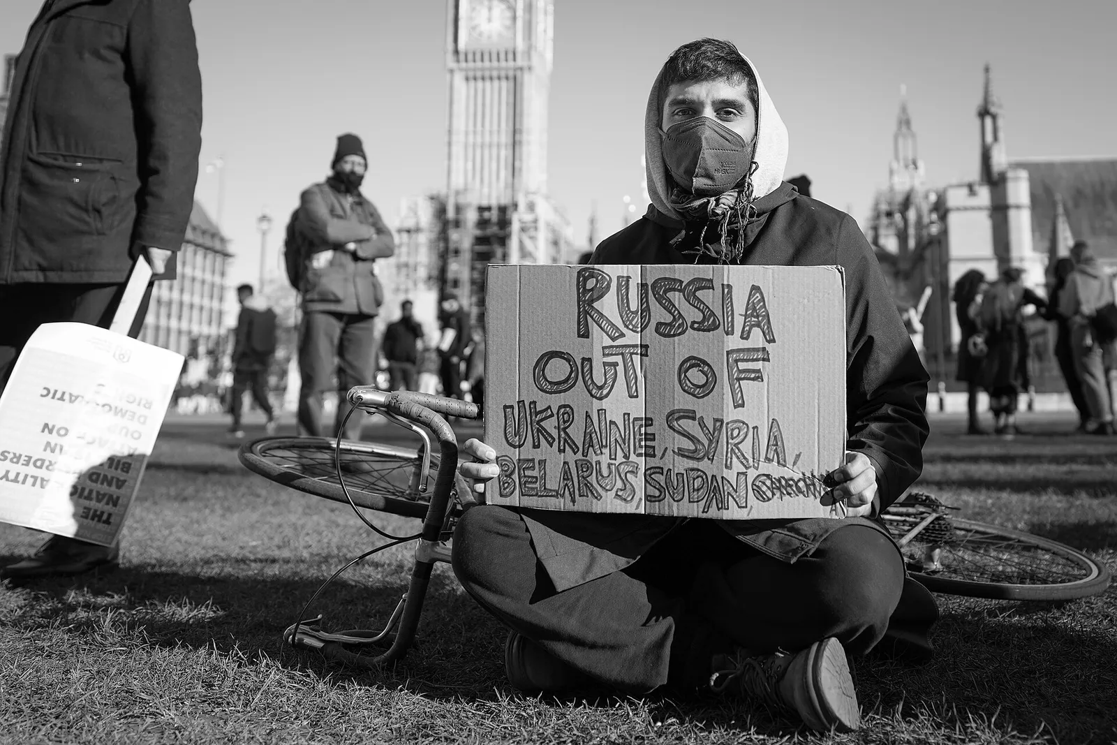 With regards to the sign the man is holding - viewers might be interested to read the following article in the Sudan Tribune published two days later on 1 March 2022 - 'Sudan snubs calls to condemn Russian invasion of Ukraine' - https://sudantribune.com/article255831/ and also 'Khartoum's autocratic