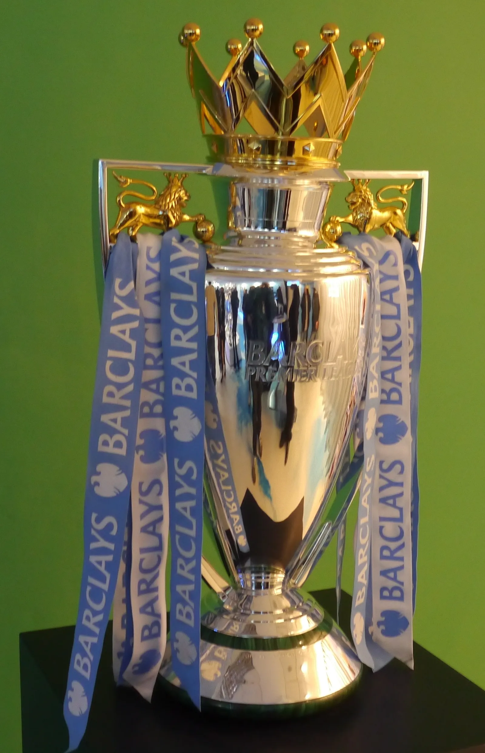 Le trophée de la Premier League remporté par Manchester City durant la saison 2013-2014