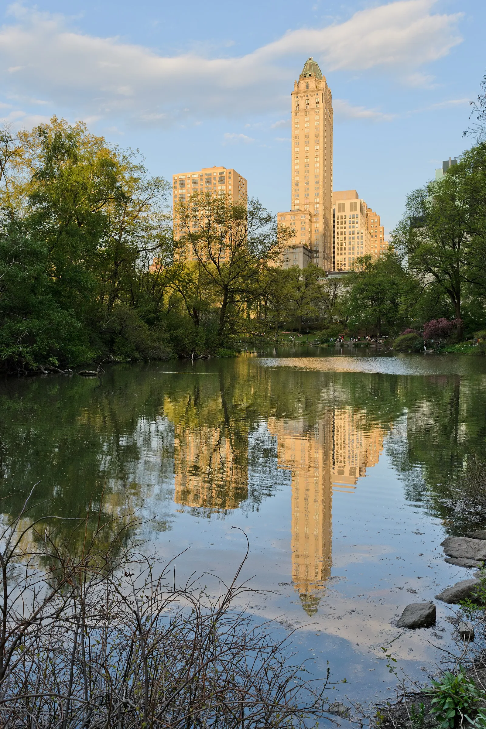 Upper East Side buildings above the Pond, Central Park , Manhattan , New York City .